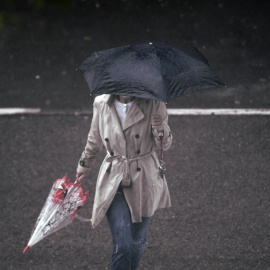 Una persona camina bajo la lluvia protegida con un paraguas, en Madrid (España) a 24 de septiembre de 2020.  Óscar Cañas / Europa Press