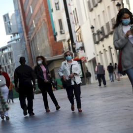 01/10/2020.- Ciudadanos pasean este jueves por las zonas comerciales del centro de Madrid. / EFE - David Fernández