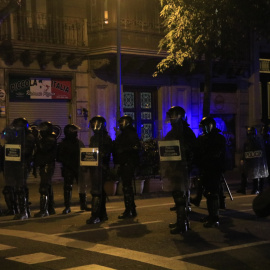 Agents antiavalots dels Mossos i la Policia Nacional durant les protestes contra la sentència de l'1-O. ACN