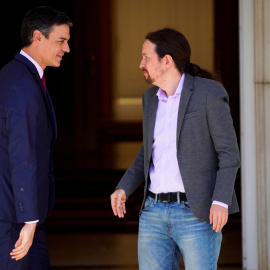 El presidente del Gobierno en funciones, Pedro Sánchez, y el líder de Podemos, Pablo Iglesias, en la entrada del Palacio de la Moncloa antes de la reunión que mantuvieron tras las elecciones del 28-A. REUTERS/Juan Medina