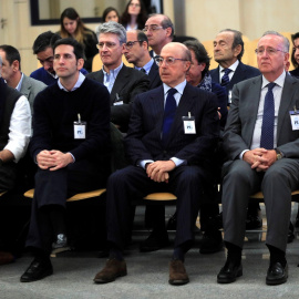 El antiguo presidente del grupo Pescanova Manuel Fernández de Sousa (el primero por la derecha), en el banquillo de la Audiencia Nacional en el juicio por la quiebra de la compañía. E.P./Pool