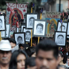 Imagen de archivo de una manifestación por los 43 estudiantes desaparecidos en Ayotzinapa. EFE/Alex Cruz