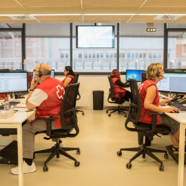 Centro de llamadas de la Creu Roja en Barcelona. / MIGUEL VELASCO ALMENDRAL