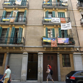 Un inmueble de Barcelona, con pancartas contra los pisos turísticos. REUTERS