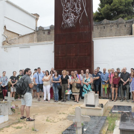 Grup de familiars d'afusellats durant el franquisme al cementiri de Paterna