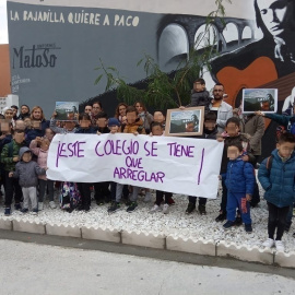 El alumnado del colegio público Campo de Gibraltar con una pancarta en la que pone: "Este colegio se tiene que arreglar".