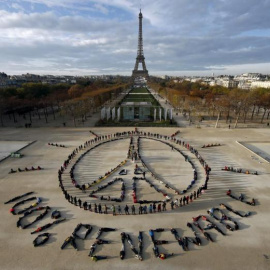 Activistas medioambientales forman el símbolo de la paz cerca de la Torre Eiffel en París, en diciembre de 2015, durante la celebración de la Cumbre del Clima en la capital francesa. REUTERS