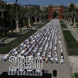 Imatge aèria del passeig Lluís Companys de Barcelona on Òmnium ha instal·lat 2.850 cadires buides per denunciar la repressió. ACN