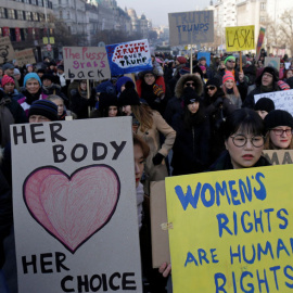 Fotografía de archivo de una protesta en Praga: 'Los derechos de la mujer son derechos humanos', reza una pancarta. - REUTERS