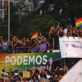 La carroza de Podemos desfila por las calles de Madrid durante la manifestación del Orgullo LGTB. EFE/Archivo