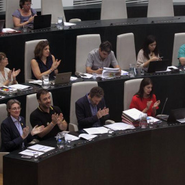 Los concejales de Ahora Madrid aplauden durante el Pleno del Ayuntamiento de Madrid. EFE/Víctor Lerena