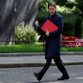 Rory Stewart gesticula cuando los periodistas le preguntan sobre su liderazgo, a su llegada a una reunión del gabinete británico en Downing Street, en Londres. REUTERS / Peter Nicholls