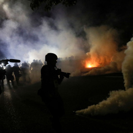 Un fotoperiodista cubre las protestas y disturbios raciales en Portlan, Oregón, EEUU.-REUTERS/Carlos Barria