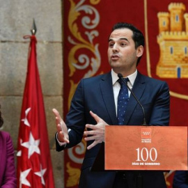 El vicepresidente de la Comunidad de Madrid, Ignacio Aguado (c), durante su intervención en la presentación del balance de los primeros 100 días del Gobierno regional, este jueves en la Real Casa de Correos, en presencia de la presidenta, Isabel Díaz 