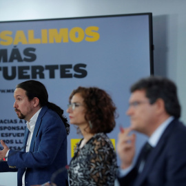 El vicepresidente segundo, Pablo Iglesias (i), la ministra de Hacienda y portavoz del Gobierno, María Jesús Montero (c), yel ministro de Inclusión, Seguridad Social y Migraciones, José Luis Escrivá (d), durante  la rueda de prensa tras el Consejo de 