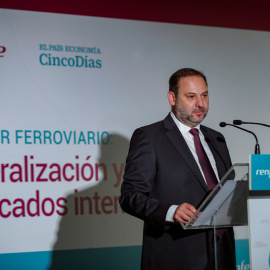 El ministro de Fomento en funciones, José Luis Ábalos, durante su intervención en una jornada sobre la liberalización ferroviaria, en Madrid. EFE/Emilio Naranjo