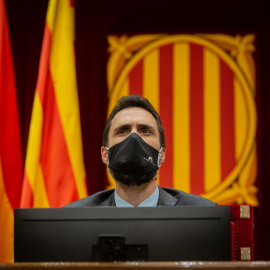 El presidente del Parlament, Roger Torrent, durante una sesión plenaria monográfica en el Parlament sobre la inhabilitación del expresidente de la Generalitat Quim Torra. David Zorrakino / Europa Press