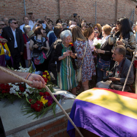 El cuerpo de Timoteo Mendieta, ahora sí, descansará en paz. En un segundo plano, la emoción a flor de piel de Ascensión.- REUTERS