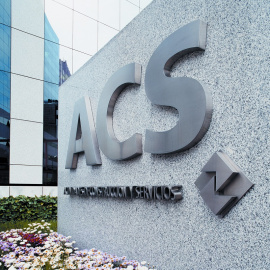 Logo de ACS en el exterior de su sede en Madrid.