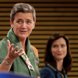 La vicepresidenta de la Comisión Europea y responsable de Competencia, Margrethe Vestager, con la comisaria de Innovación, Mariya Gabriel, en una rueda de prensa en Bruselas. EFE/EPA/OLIVIER HOSLET / POOL