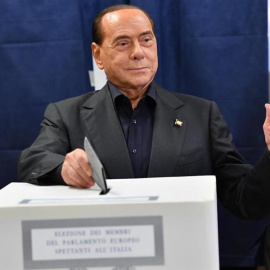 El ex primer ministro italiano y líder del partido Forza Italia, Silvio Berlusconi, emite su voto en un colegio electoral durante las elecciones europeas en Milán. EFE