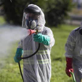 El Ayuntamiento de Castilleja de la Cuesta (Sevilla) realizó labores de fumigación como medida preventiva contra el mosquito causante de la transmisión del virus de la Fiebre del Nilo. /Archivo/ Europa Press