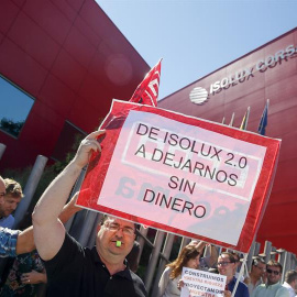 Trabajadores protestan este lunes en la sede de Isolux. EFE/Mariscal