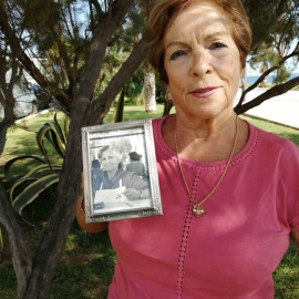 Rocío Fernández Gallardo sujeta un retrato de su madre, Teodomira Gallardo.