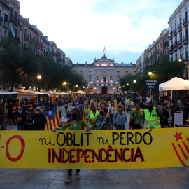 Les persones concentrades a la plaça de la Font de Tarragona iniciant la manifestació amb una pancarta. ROGER SEGURA / ACN