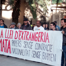 Un grup d'immigrants portant una pancarta reivindicativa, abans de començar la tancada a l'església del Sagrat Cor, al barri del Poblenou de Barcelona. / Javier Borràs.