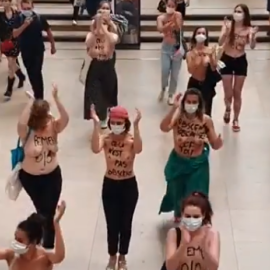 Captura de imagen de Instagram del momento en el que Femen irrumpe en el museo.