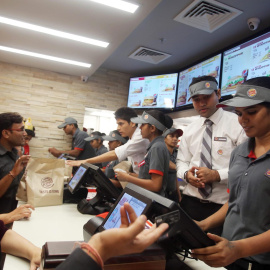 Trabajadores en un restaurante Burger King. EFE