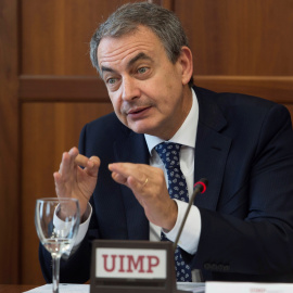 El expresidente del Gobierno, José Luis Rodríguez Zapatero, durante su participación en una curso dentro de la programación de la UIMP en Santader. EFE/Pedro Puente Hoyos