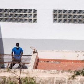 GRAFCAN9705. LAS PALMAS DE GRAN CANARIA (ESPAÑA), 01/10/2020.- Imagen de uno de los inmigrantes recluidos en el Centro de Internamiento de Extranjeros (CIE) de Barranco Seco, en Las Palmas de Gran Canaria, tomada este jueves desde los aledaños a ese esp