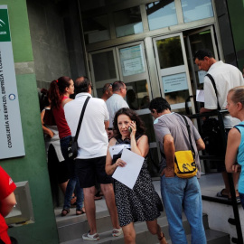 Cola de parados en una oficina del Servicio Andaluz de Empleo/REUTERS