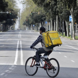 Un rider de Glovo solo por la Diagonal / EFE