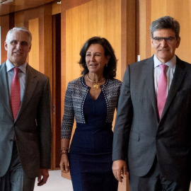 Foto distribuida en su día por el Banco Santander de Andrea Orcel, Ana Botin y Jose Antonio Alvarez, del día en que se anunció el fichaje del italiano como consejero delegado de la entidad, en septiembre de 2018. REUTERS