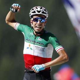 Fabio Aru celebra su victoria en La Planche des Belles Filles. / EFE