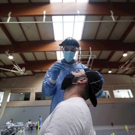 Personal sanitario haciendo un cribado extraordinario voluntario de test rápidos en Córdoba. EFE/Rafa Alcaide/Archivo