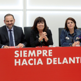 Los miembros de la Ejecutiva Federal del PSOE, Santos Cerdán (i), José Luis Ábalos (2i), Cristina Narbona (c),Adriana Lastra (2d), y Carmen Calvo (d), durante la reunión mantenida en la sede de la formación para valorar los resultados de las eleccion