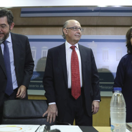 El ministro Cristóbal Montoro, la vicepresidenta Soraya Sáenz de Santamaría y el secretario de Estado Alberto Nadal, antes del comienzo del Consejo de Política Fiscal y Financiera (CPFF), la reunión con los consejeros de las CCAA. EFE