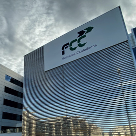 El logo de la constructora FCC en su sede en Madrid. E.P./Eduardo Parra