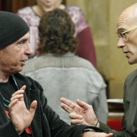 Los diputados de Junts pel Sí, Raül Romeva y Lluis Llach en el Parlament de Catalunya. EFE/Archivo