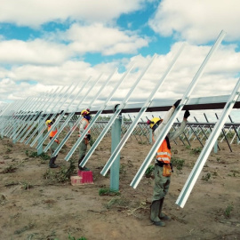 Varios trabajadores instralan unos seguidores solares de Soltec. E.P.