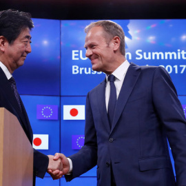 El primer ministro de Japón, Shinzo Abe, y el presidente del Consejo Europeo, Donald Tusk /REUTERS