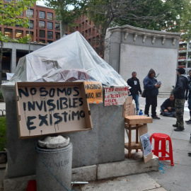 Uno de los carteles reivindicativos de las personas sin hogar, acampadas en el Paseo del Prado de Madrid. – D.M.