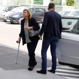 La exsecretaria general del partido María Dolores de Cospedal a su llegada este jueves a los Juzgados de lo Penal de Madrid para declarar en el juicio por el borrado de los ordenadores de Luis Bárcenas, causa en la que están acusados el partido y tres 