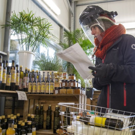 Imagen de una persona en un supermercado de Ginebra / EFE