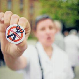 Un membre del sindicat Metges de Catalunya protesta davant de la conselleria de Salut. josé colón