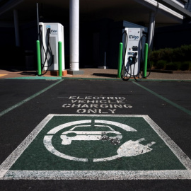 Imagen de un centro de carga para vehículos eléctricos. JUSTIN SULLIVAN/AFP